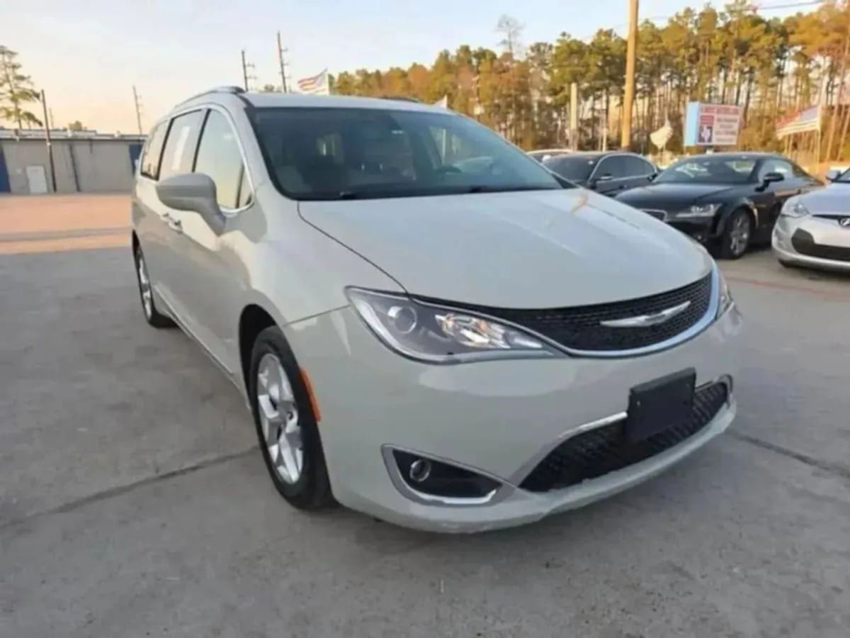 Used 2020 Chrysler Pacifica Touring-L Plus w/ Tire & Wheel Group FWD image 34