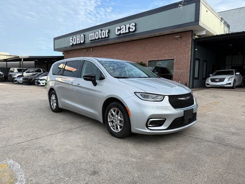 Used 2024 Chrysler Pacifica Touring-L FWD image 3