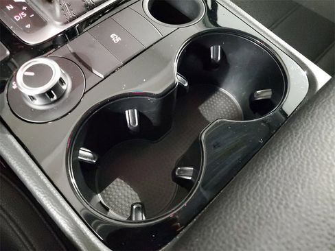 Used 2014 Volkswagen Touareg Sport image 26