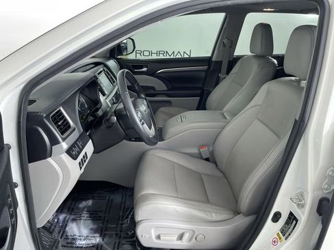 Used 2017 Toyota Highlander Limited image 19