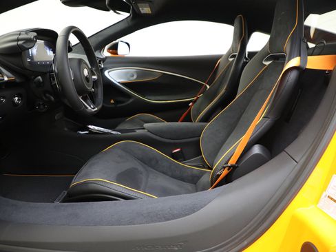 Used 2024 McLaren Artura RWD image 26