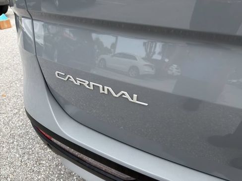 Used 2024 Kia Carnival EX FWD image 10
