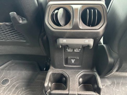 Used 2025 Jeep Gladiator Rubicon AWD/4WD image 19