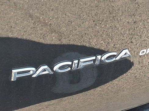 Used 2024 Chrysler Pacifica Touring-L FWD image 30