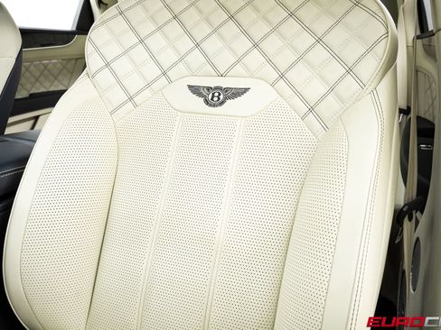 Used 2021 Bentley Bentayga AWD/4WD image 41