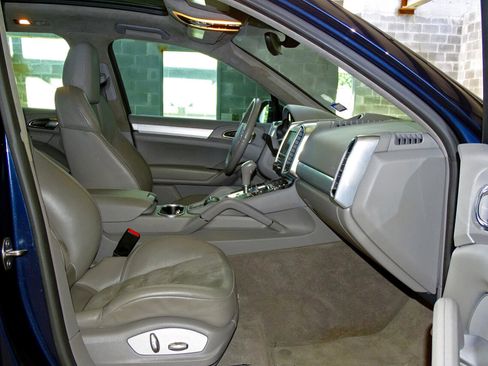 Used 2014 Porsche Cayenne GTS image 22