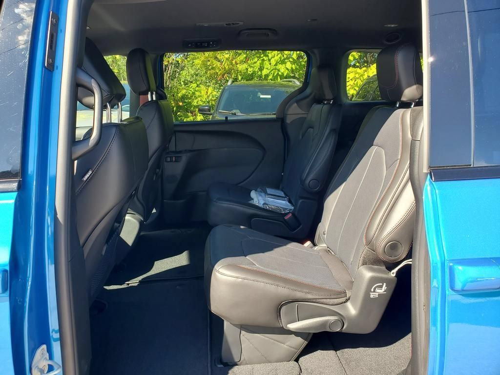New 2027 Chrysler Pacifica Select AWD/4WD image 7