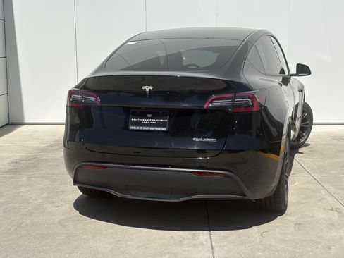 Used 2024 Tesla Model Y 2WD image 6