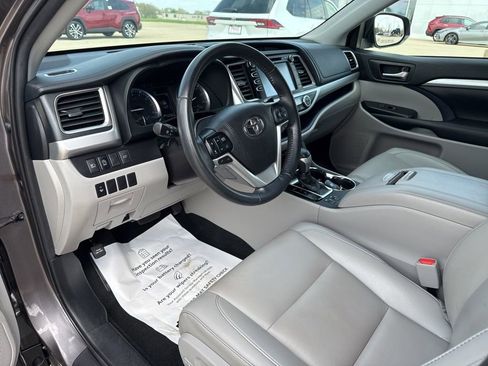 Used 2019 Toyota Highlander XLE image 8