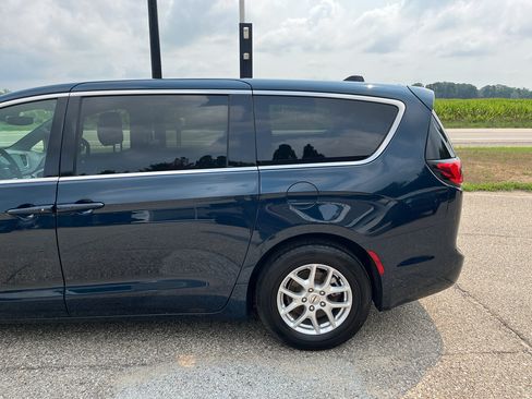 Used 2025 Chrysler Pacifica Select FWD image 3