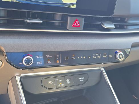 New 2026 Kia Carnival EX image 25