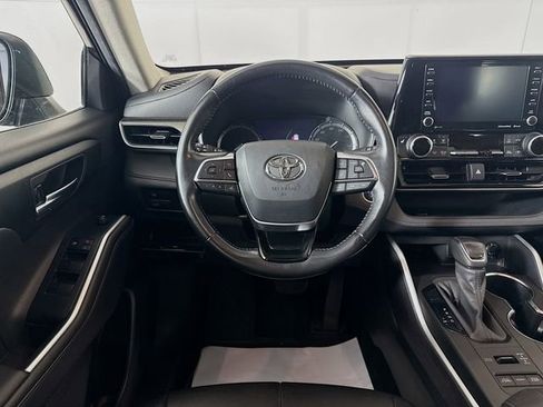 Used 2020 Toyota Highlander XLE AWD/4WD image 24
