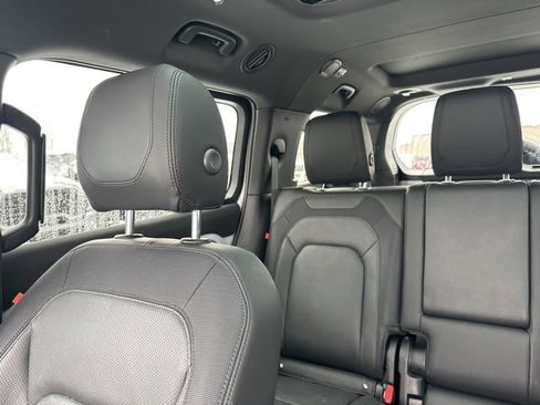 Used 2023 Land Rover Defender 130 X-Dynamic SE image 9