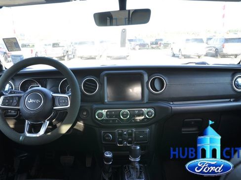 Used 2020 Jeep Gladiator Overland AWD/4WD image 18