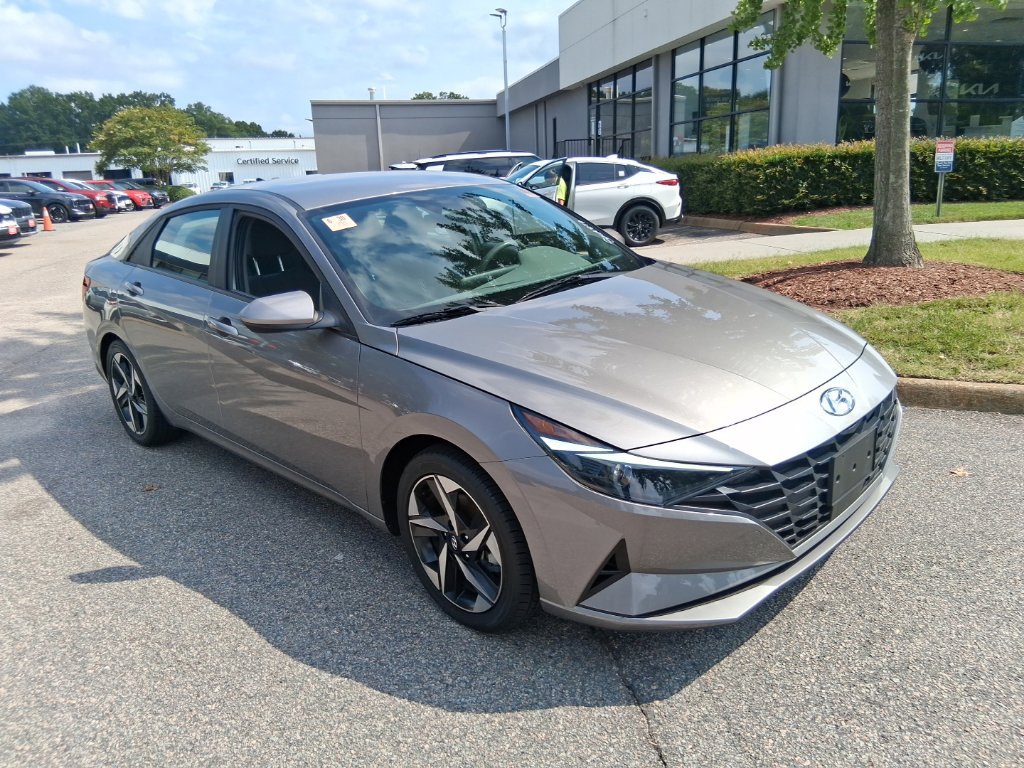 Used 2023 Hyundai Elantra SEL w/ Convenience Package FWD image 4