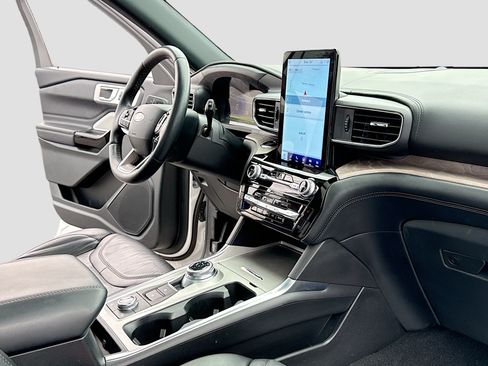 Used 2023 Ford Explorer Platinum w/ Technology Package AWD/4WD image 5