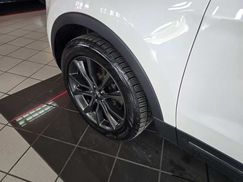 Used 2018 Ford Explorer XLT w/ Equipment Group 202A AWD/4WD image 43