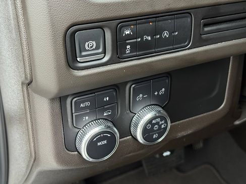 Used 2024 GMC Yukon XL SLT AWD/4WD image 32