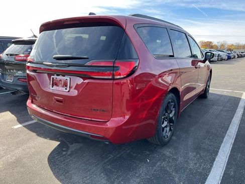 New 2026 Chrysler Pacifica Limited w/ S Appearance Package image 4