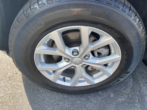 Used 2023 Jeep Grand Cherokee Limited image 2