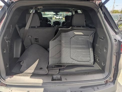 Used 2022 Chevrolet Traverse LT image 39