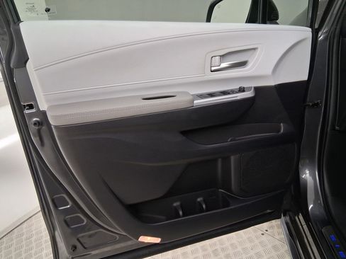 Used 2025 Toyota Sienna XLE w/ XLE Plus Package FWD image 23