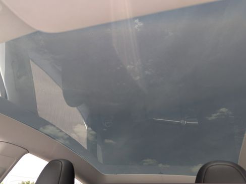 Used 2024 Tesla Model Y Long Range AWD/4WD image 33
