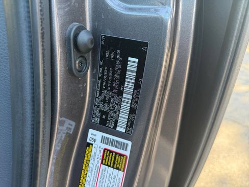 Used 2024 Toyota Sienna XLE FWD image 25