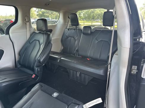Used 2024 Chrysler Pacifica Touring-L FWD image 11