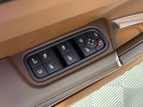 Certified 2022 Porsche Cayenne Turbo S AWD/4WD image 13