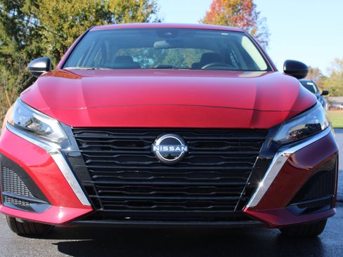 Used 2024 Nissan Altima 2.5 SV image 2