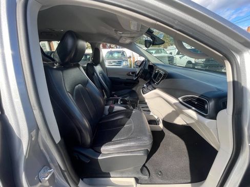 Used 2018 Chrysler Pacifica Touring-L image 31