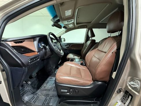 Used 2017 Toyota Sienna Limited Premium image 13
