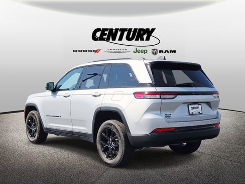 Used 2024 Jeep Grand Cherokee Altitude image 6