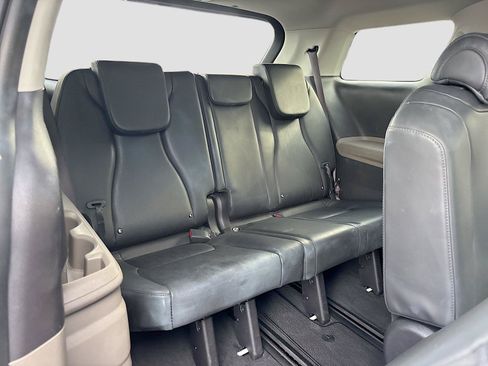 Used 2025 Kia Carnival FWD image 31