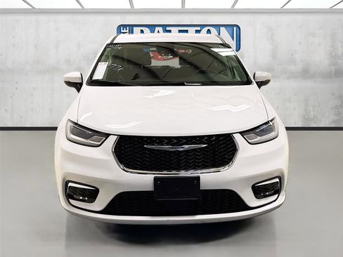 Used 2023 Chrysler Pacifica Touring-L image 2