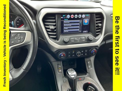 Used 2019 GMC Acadia SLT w/ LPO, Black Accent Package AWD/4WD image 17