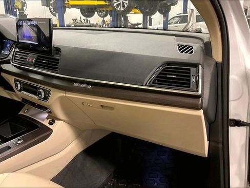 Used 2023 Audi Q5 2.0T Premium w/ Convenience Package AWD/4WD image 16