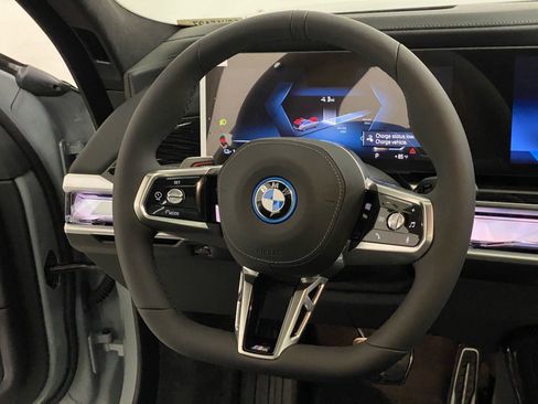 Used 2025 BMW i7 xDrive60 image 43