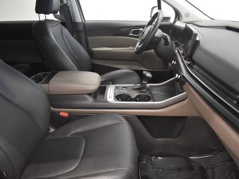Used 2026 Kia Carnival FWD image 19