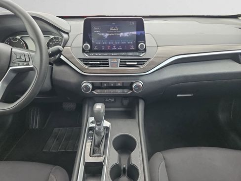 Used 2025 Nissan Altima 2.5 SV image 11