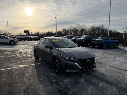 Used 2025 Nissan Sentra SV w/ Trunk Package image 4