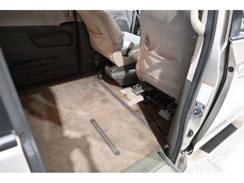 Used 2015 Toyota Sienna LE FWD image 21