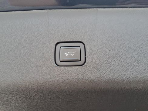 Used 2023 Chevrolet Traverse Premier FWD image 8