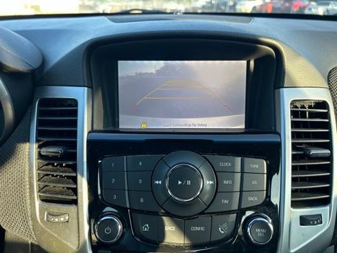 Used 2016 Chevrolet Cruze LT w/ Technology Package FWD image 11