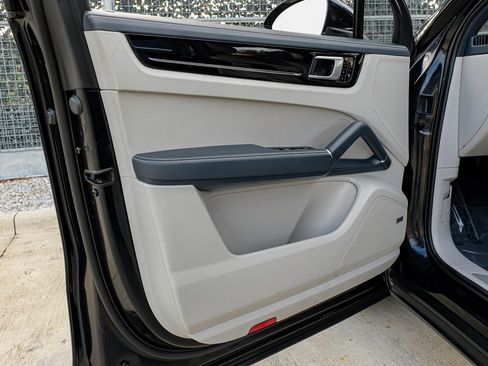 Used 2019 Porsche Cayenne S image 36