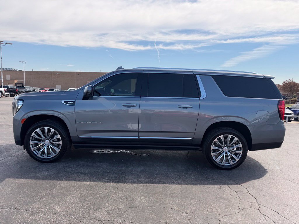 Used 2021 GMC Yukon XL Denali w/ Denali Premium Package AWD/4WD image 12