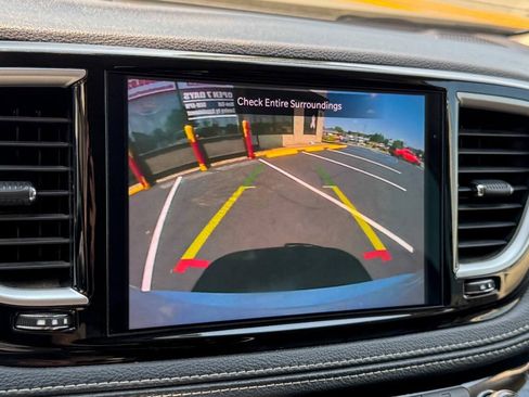 Used 2024 Chrysler Pacifica Limited FWD image 33