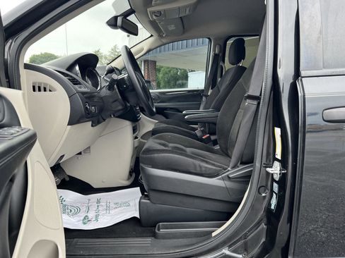Used 2019 Dodge Grand Caravan SE w/ UConnect Hands-Free Group FWD image 15