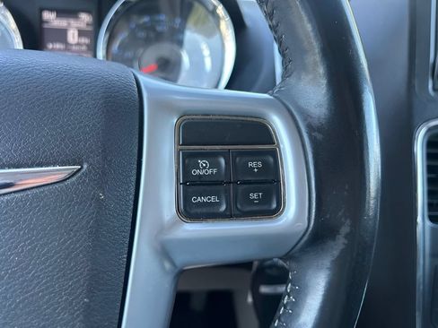 Used 2014 Chrysler Town & Country Touring-L FWD image 24